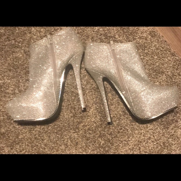 Beautiful silver stilettos!!!! - Picture 6 of 6